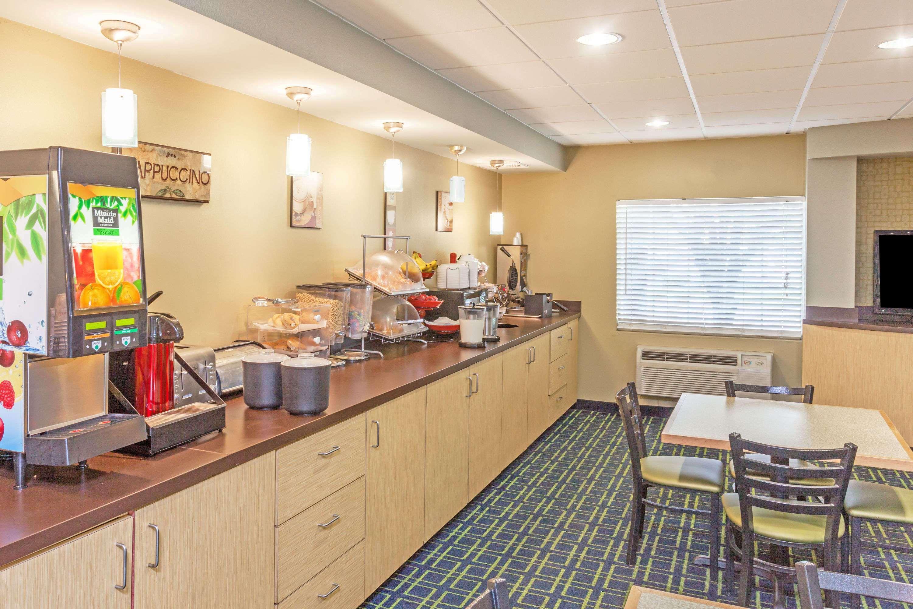 Comfort Inn & Suites Louisville Airport Fair & Expo Buitenkant foto