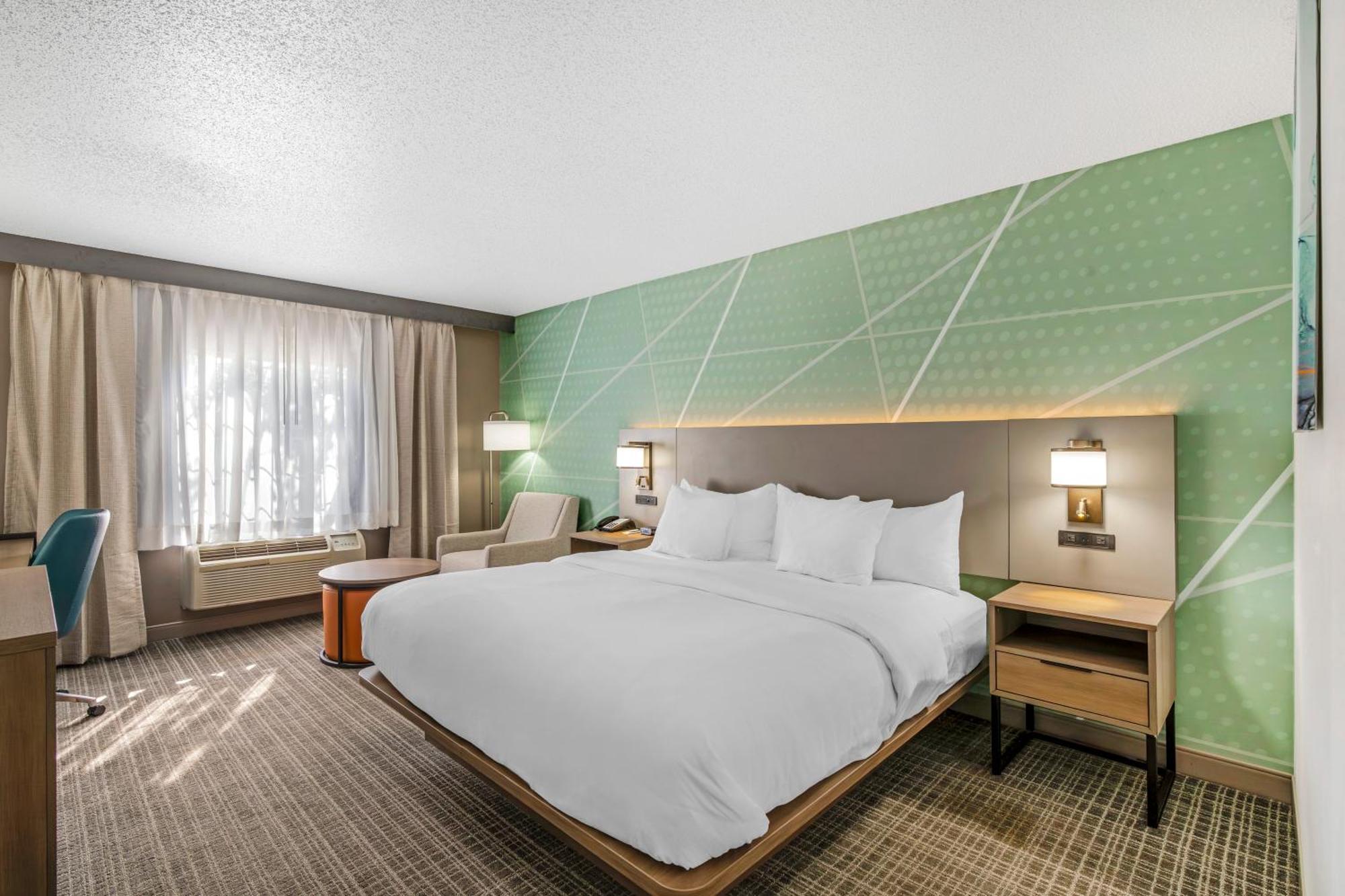 Comfort Inn & Suites Louisville Airport Fair & Expo Buitenkant foto