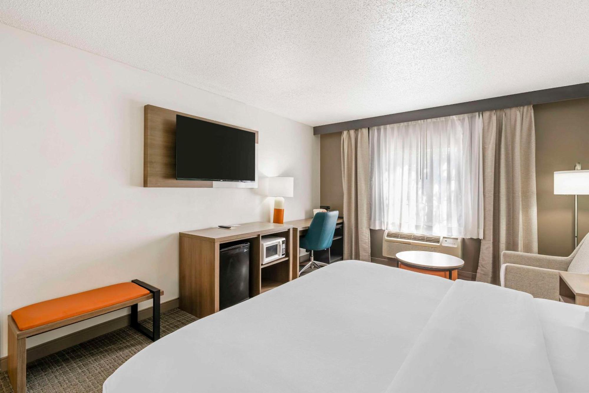 Comfort Inn & Suites Louisville Airport Fair & Expo Buitenkant foto