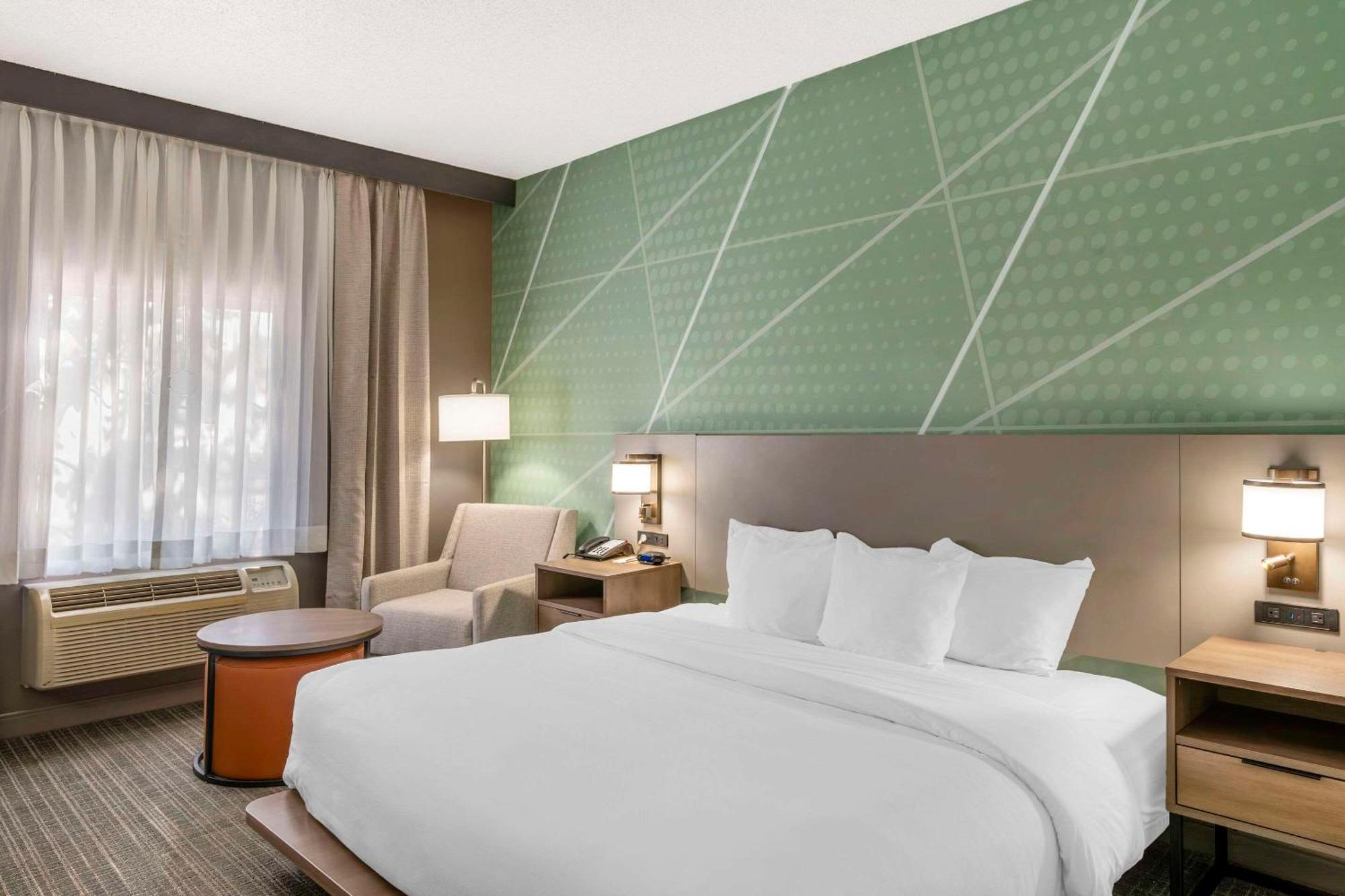 Comfort Inn & Suites Louisville Airport Fair & Expo Buitenkant foto