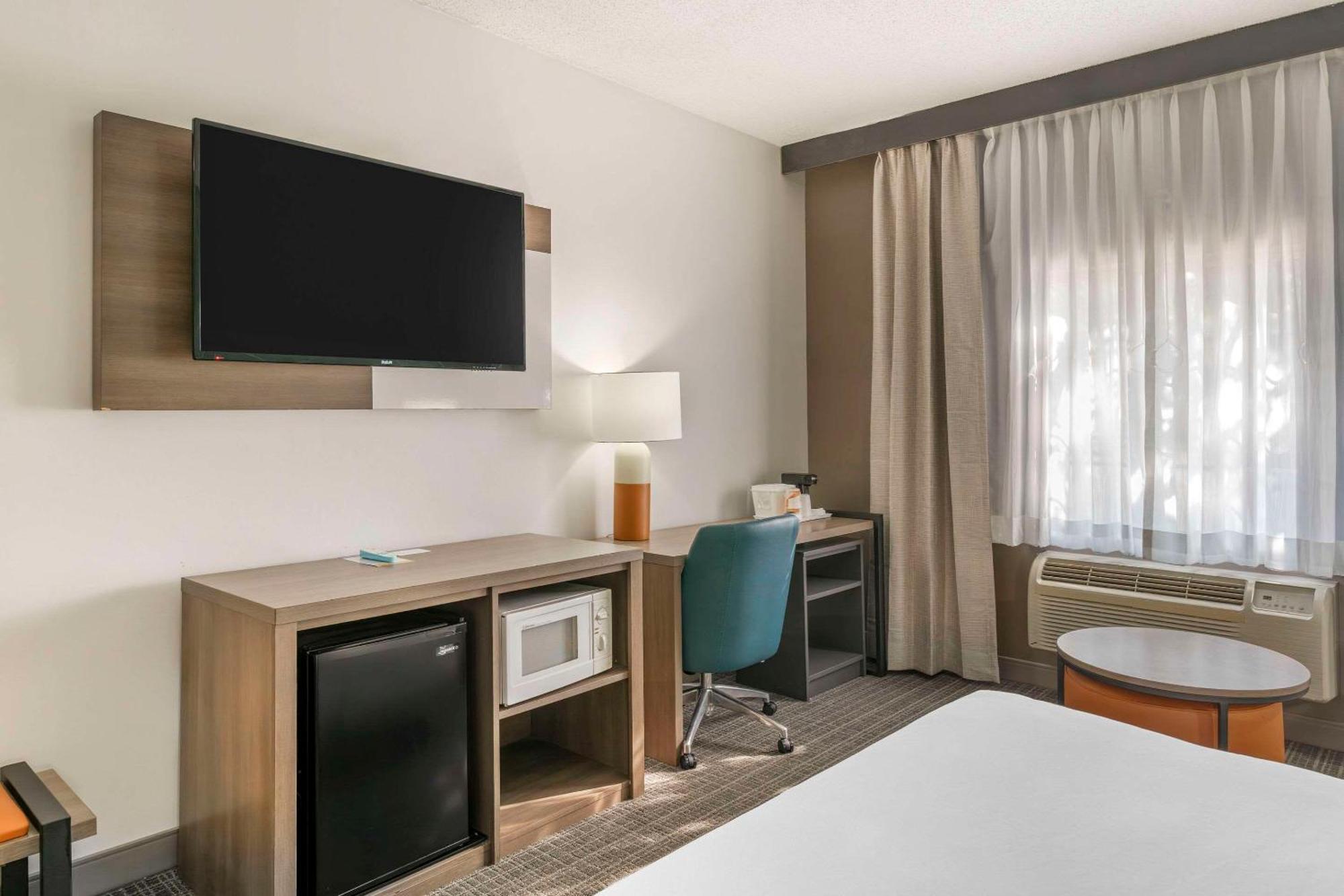 Comfort Inn & Suites Louisville Airport Fair & Expo Buitenkant foto